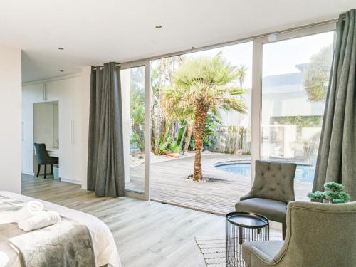 GND Properties Luxury Holiday Homeの敷地内または近くにあるプール