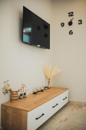 a living room with a tv on the wall and a dresser at Jasmin 2 in Alanya