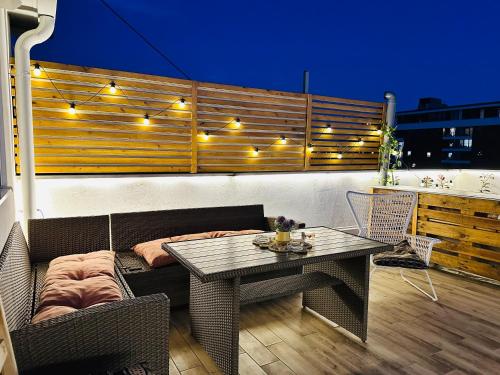 Posezení v ubytování Golden Sunset Terrace Apartment Ana