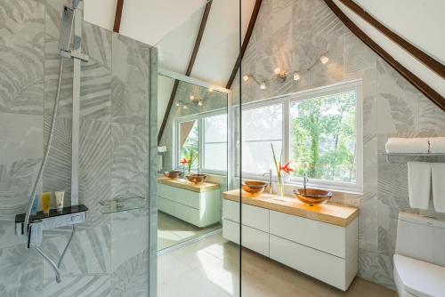 une salle de bain avec une douche en verre et un lavabo dans l'établissement Sunova Pool Villa - Koh Chang, à Ko Chang
