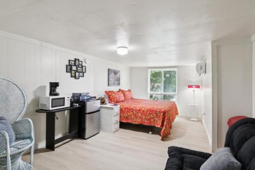 Postel nebo postele na pokoji v ubytování Dave's Last Resort Lakeside-Cozy Cabin 6 Hotel Room