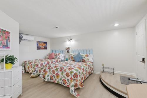 Postel nebo postele na pokoji v ubytování Dave's Last Resort Poolside-Charming Cabin 1 Hotel Room