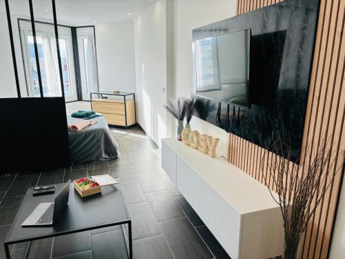 Μια τηλεόραση ή/και κέντρο ψυχαγωγίας στο Le Cosy I Studio