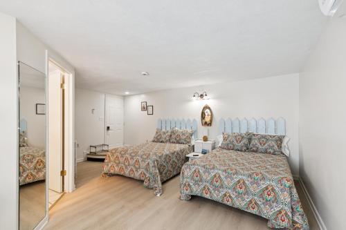 Postel nebo postele na pokoji v ubytování Dave's Last Resort Poolside-Comforting Cabin 2 Hotel Room