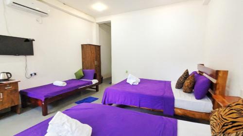 Postel nebo postele na pokoji v ubytování Lily Safari Resort Udawalwa