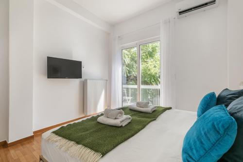 Artsi - Vibrant 3-BR Apartment & Balcony in Athens