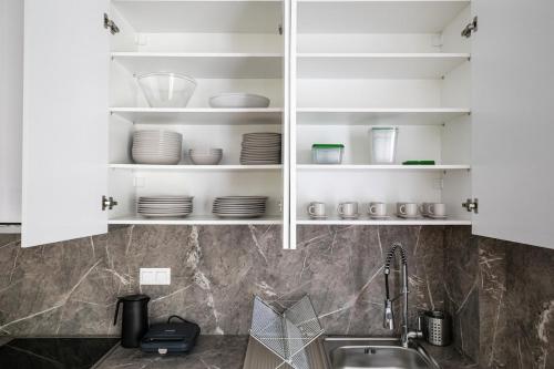 Artsi - Vibrant 3-BR Apartment & Balcony in Athens