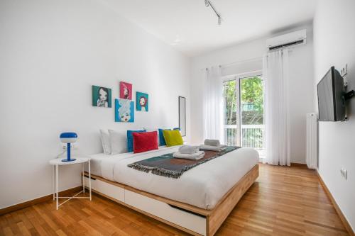 Artsi - Vibrant 3-BR Apartment & Balcony in Athens