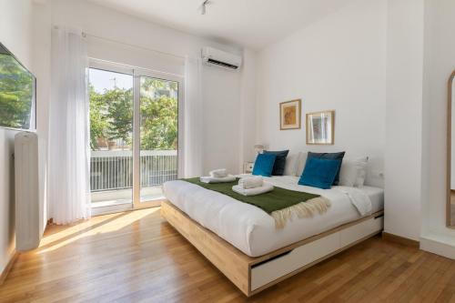 Artsi - Vibrant 3-BR Apartment & Balcony in Athens