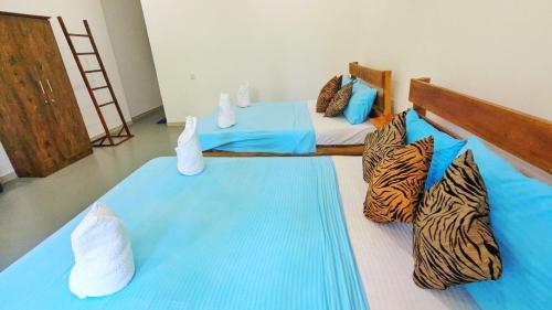 Postel nebo postele na pokoji v ubytování Lily Safari Resort Udawalwa