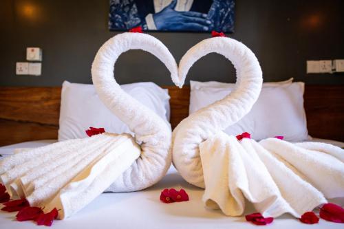2 cigni fatti di asciugamani su un letto di ZAN Eden Beach a Bwejuu