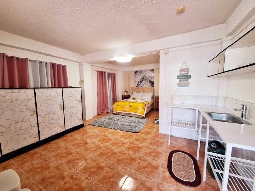 Ένα ή περισσότερα κρεβάτια σε δωμάτιο στο L1 Family Studio Apartment Room near Damosa IT Park, SM Lanang & Airport