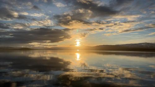 a sunset over a large body of water at Sjøhus med en praktfull utsikt in Bodø