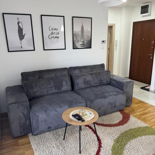 a living room with a couch and a table at Apartman Pazova in Stara Pazova