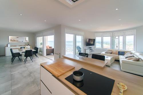 WELCS VILLA 280 EMP con piscina, vistas al mar y parking