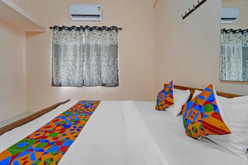 Postel nebo postele na pokoji v ubytování Via Praneeth Residency