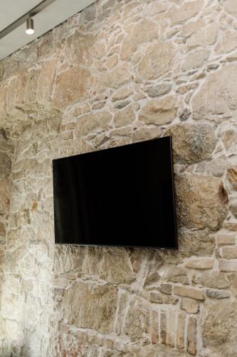 TV a/nebo společenská místnost v ubytování Notre Dame Apart Hotel RENOVATED 2025