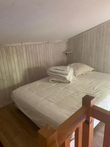 En eller flere senge i et værelse på Village Chris