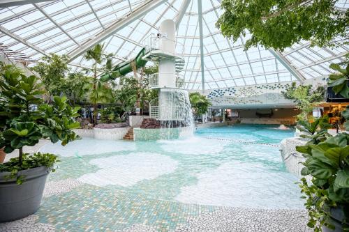 a swimming pool with a water fountain in a mall at Center Parcs Zandvoort beach in Zandvoort