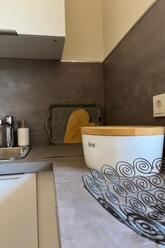 a kitchen counter with a box on the counter at Ferienwohnung Zeitwinkel in Reil