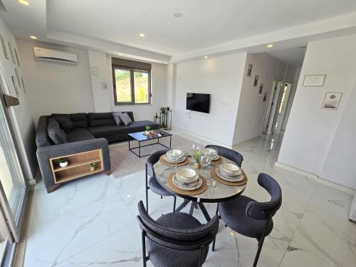 a living room with a table and chairs and a couch at odak turizm konutları 2 in Manavgat