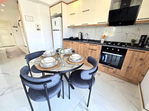 a kitchen with a table and chairs in a kitchen at odak turizm konutları 2 in Manavgat