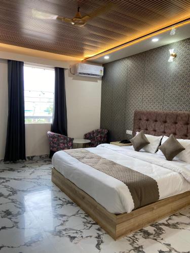 a bedroom with a large bed in a room at Hotel Ganga Pearl in Rishīkesh