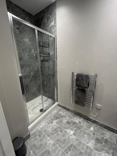 ハリファックスにあるStylish apartment in Halifaxのガラスドア付きのシャワー付きのバスルーム