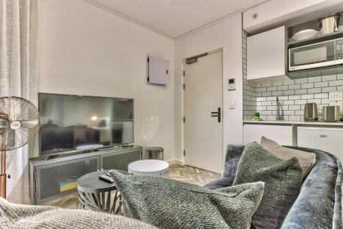 Μια τηλεόραση ή/και κέντρο ψυχαγωγίας στο Tuynhuys Studio 301 in Keerom Street