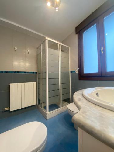 ein Badezimmer mit Toilette und Waschbecken in der Unterkunft San Pedro in Teruel