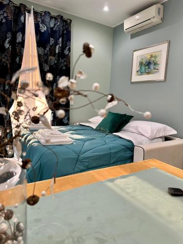 a bedroom with a green bed and a window at Dolce Apartments Albano in Albano Laziale