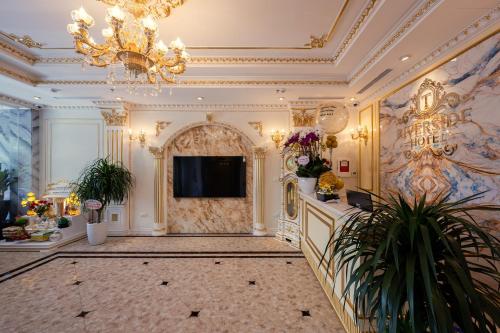 Riverside Hotel Đông Anhにあるテレビまたはエンターテインメントセンター