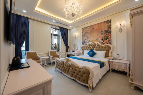 Riverside Hotel Đông Anhにあるテレビまたはエンターテインメントセンター