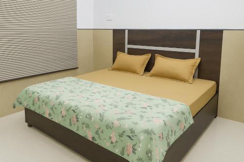 Ένα ή περισσότερα κρεβάτια σε δωμάτιο στο Prem Niketan 3BHK Villa in Vrindavan Near Prem Mandir