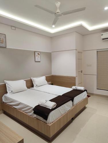 a bedroom with a large bed and a projection screen at Hotel Golden Sea in Kovakulam
