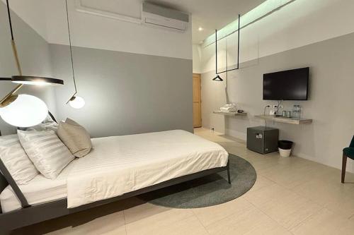 Телевизор и/или развлекательный центр в Our Nomad Boutique Hostel