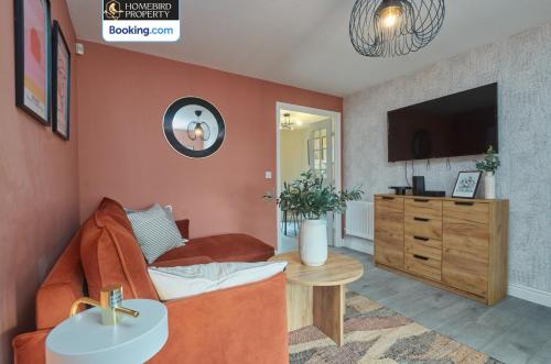 Μια τηλεόραση ή/και κέντρο ψυχαγωγίας στο Modern 2BDR House By Homebird Property Management Short Lets & Serviced Accommodation Leeds With Private Parking & Free WiFi