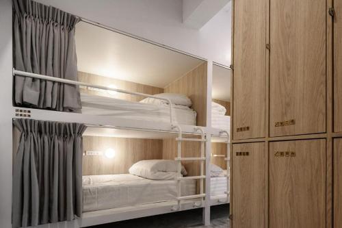 Кровать или кровати в номере Our Nomad Boutique Hostel