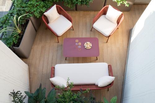 an overhead view of a patio with a table and chairs at Starhotels Michelangelo Florence in Florence