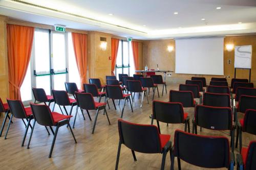 Zona business o sala de conferencias en Starhotels Vespucci
