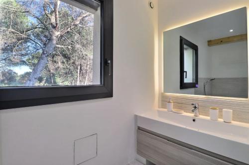 Ένα μπάνιο στο Altinea - Family Home with Infinity Pool