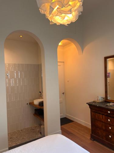 Ένα μπάνιο στο In de Pastorie Utrecht - Old rectory, just steps away from the city center