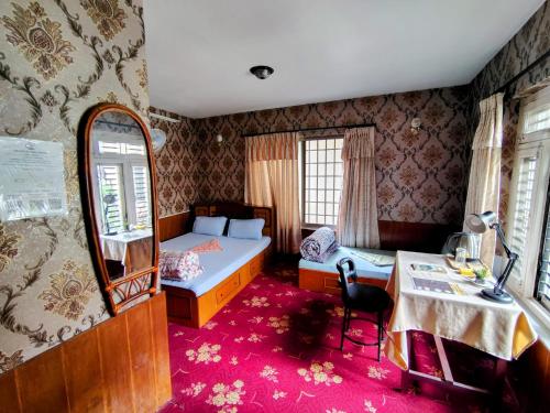 Una cama o camas en una habitación de Samaritan Guest House