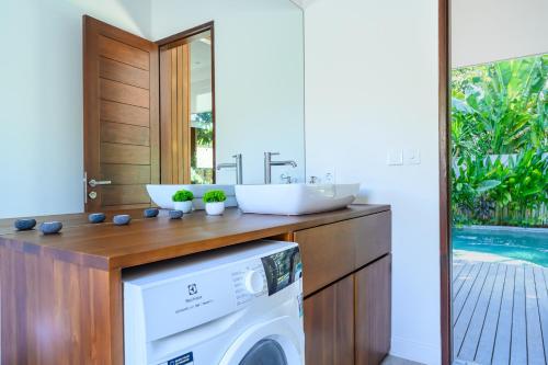Η κουζίνα ή μικρή κουζίνα στο Villa Kesari Trees Oasis Sanur