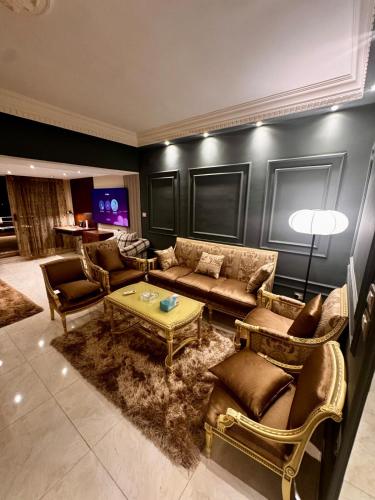 شقه فاخره بتصميم ملكي بغرفتي نوم في سوريا الرئيسي المهندسين