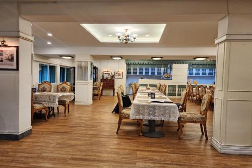 een eetkamer met een tafel en stoelen bij Suan Sunandha Palace Hotel in Bangkok
