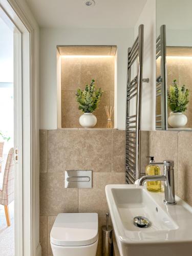 a bathroom with a toilet and a sink at Modern Canterbury 3 Bedroom Townhouse - Pets Welcome & Free Parking in Canterbury