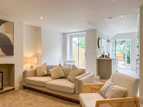 a living room with a couch and a fireplace at Modern Canterbury 3 Bedroom Townhouse - Pets Welcome & Free Parking in Canterbury