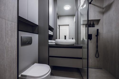 Koupelna v ubytování Petrovdom Apartments 5-123, Building 18, in RC Fayna Town, Saliutna Street 2