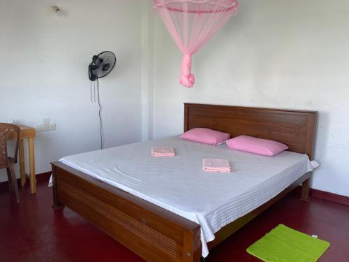 Ein Bett oder Betten in einem Zimmer der Unterkunft Sayuri Beach Hotel